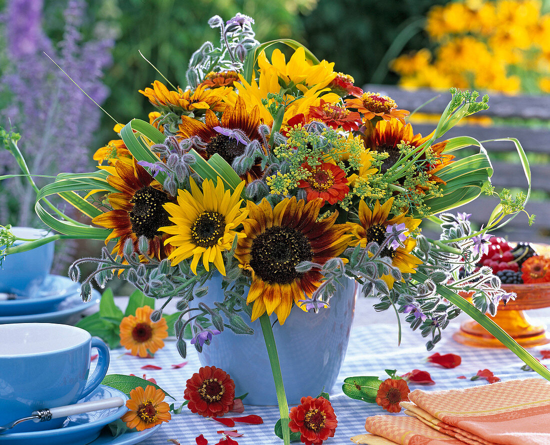 Spätsommerstrauß mit Helianthus (Sonnenblumen), Borago (Borretsch)