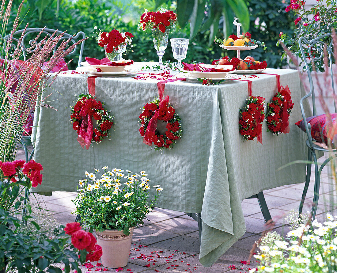 Kränze aus Rosa (Rosen, rot), Cerastium (Hornkraut), Buxus (Buchs)