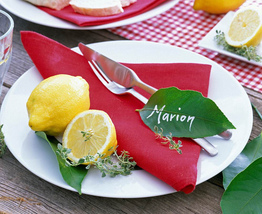 Napkin decoration with citrus (lemons) and laurus (laurel)