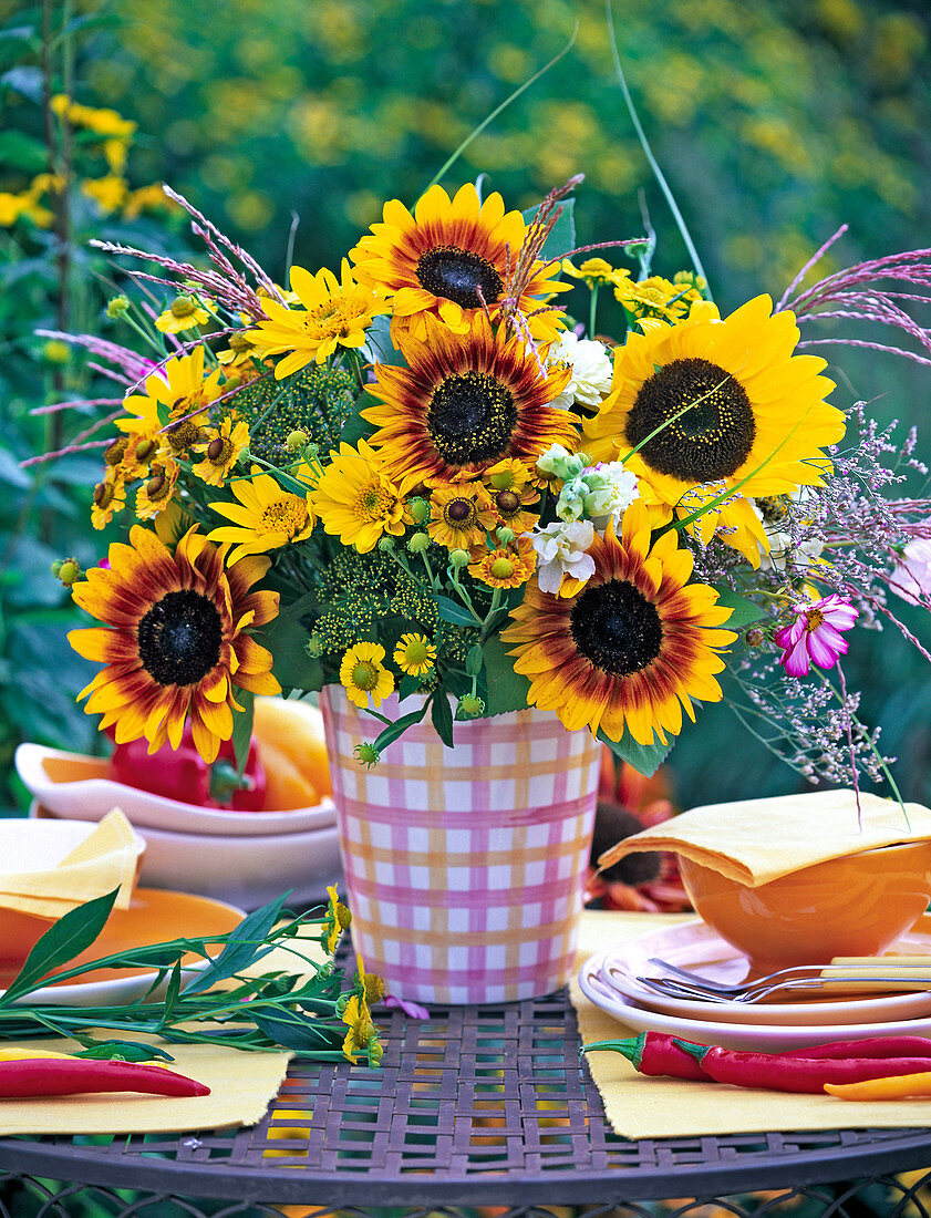 Spätsommerstrauß mit Helianthus (Sonnenblumen), Helenium (Sonnenbraut)