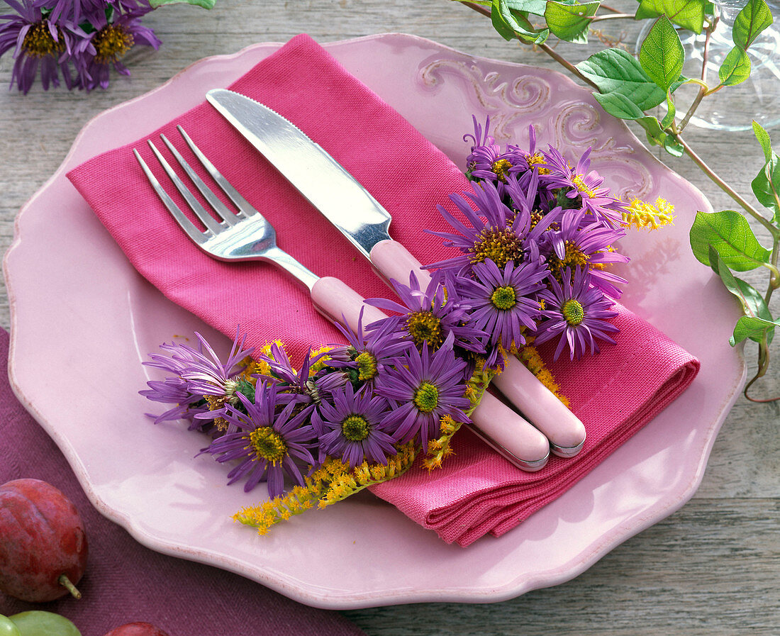 Napkin decoration with aster