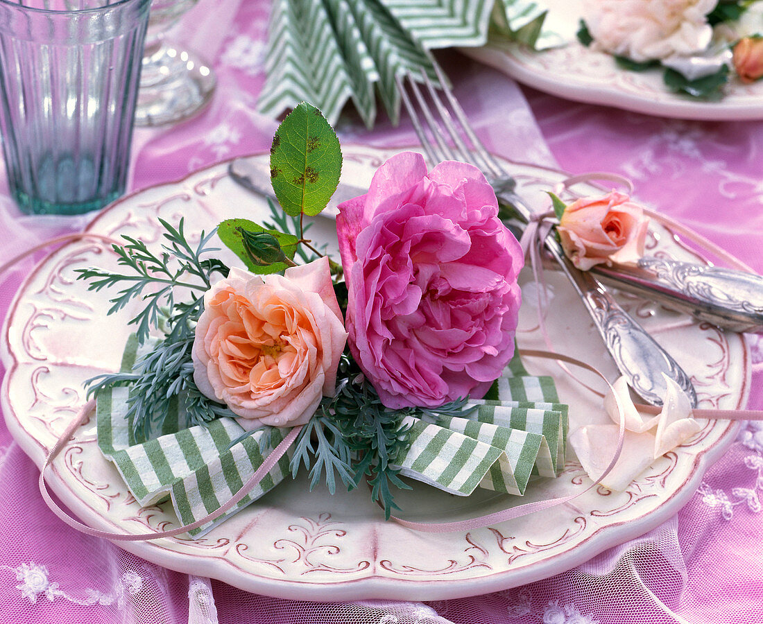 Napkin decoration with Rosa (Rose) flowers