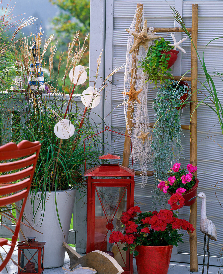 Balkon in weiß und schwedenrot