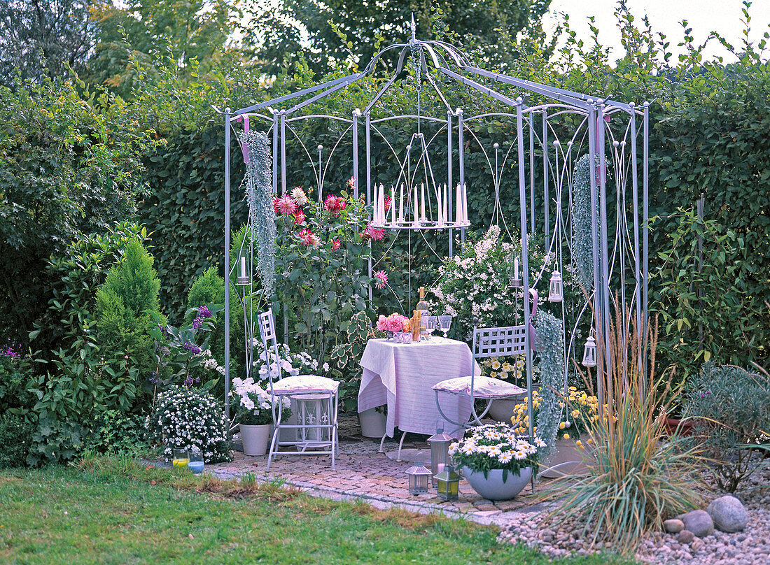 Metal pavilion with candle holder and white garnish