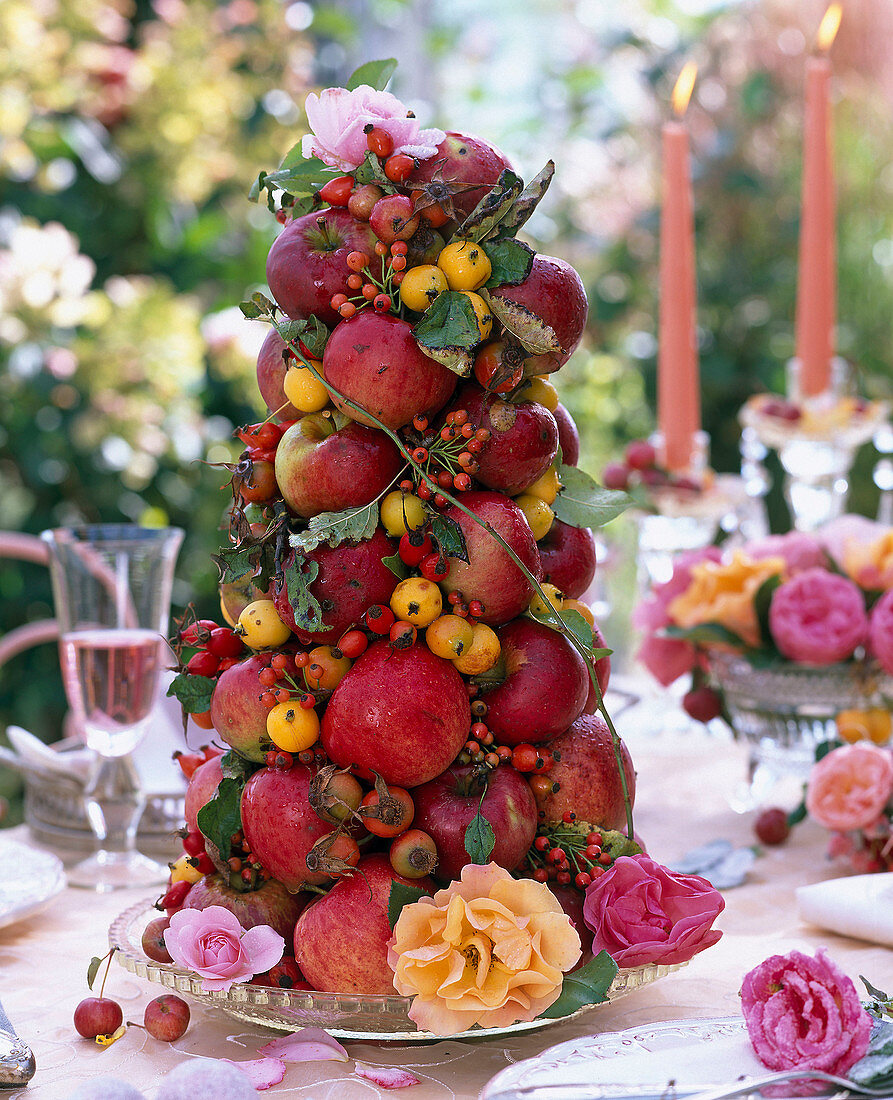Apple pyramid with rosehips and roses (5/5)
