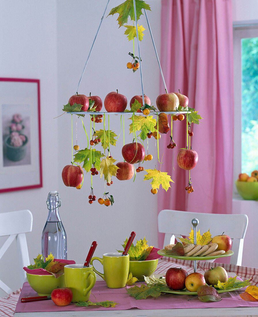 Hängekranz mit Malus (Äpfel, Zierapfel), Acer (Ahorn) in Herbstfärbung