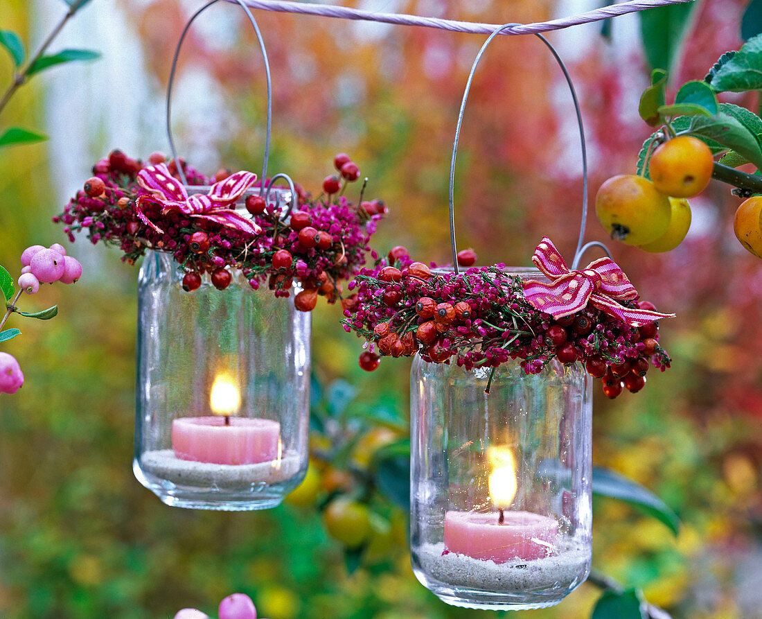 Wreaths of roses, Erica around lanterns with pink candles