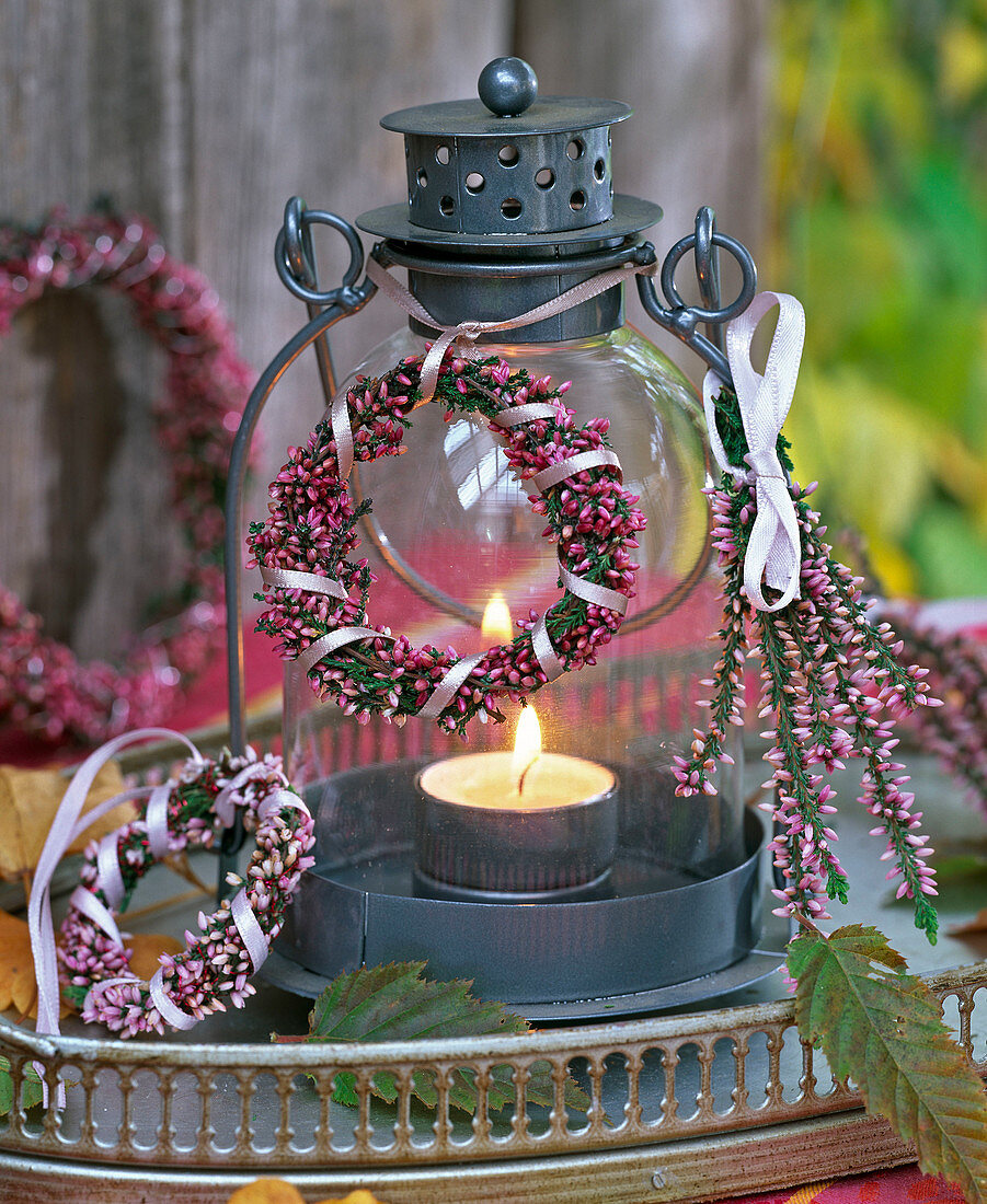 Lantern with Calluna wreaths and small bouquet on tray
