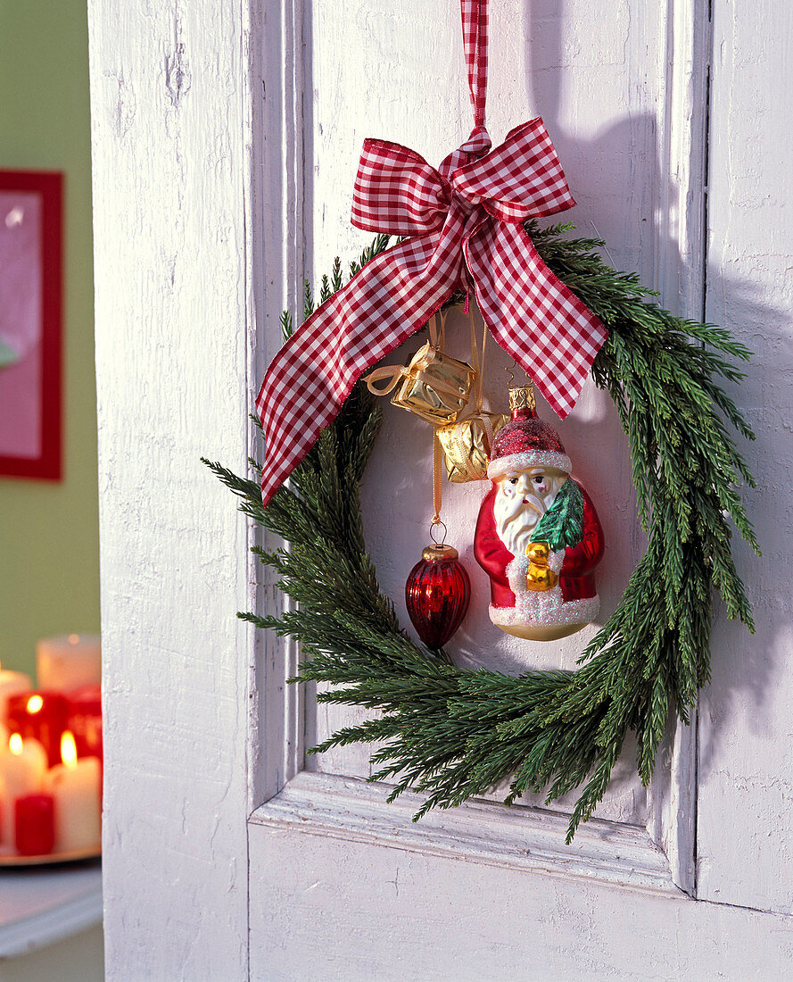 Door wreath from Cryptomeria (sickle fir)