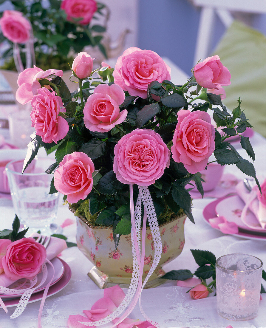 Table decoration with mini roses