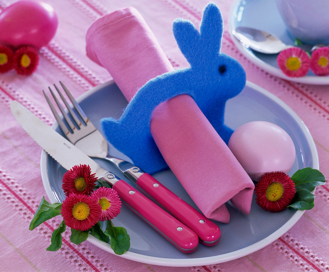 Felt bunny as a napkin ring