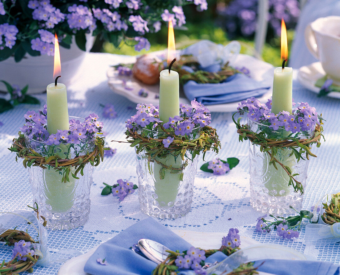 Kleine Kränze aus Myosotis (Vergißmeinnicht) und Salix (Weide) auf Gläsern