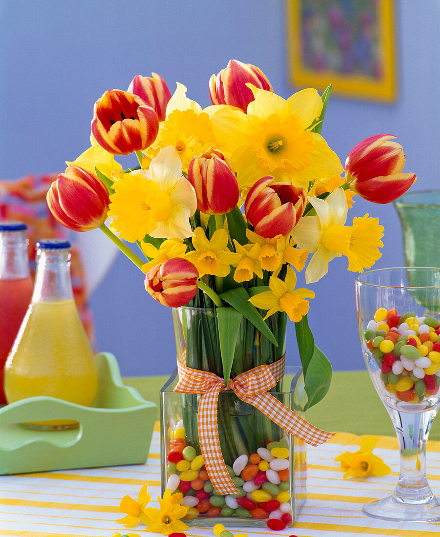 Strauß aus Narcissus (Narzissen), Tulipa (Tulpen)