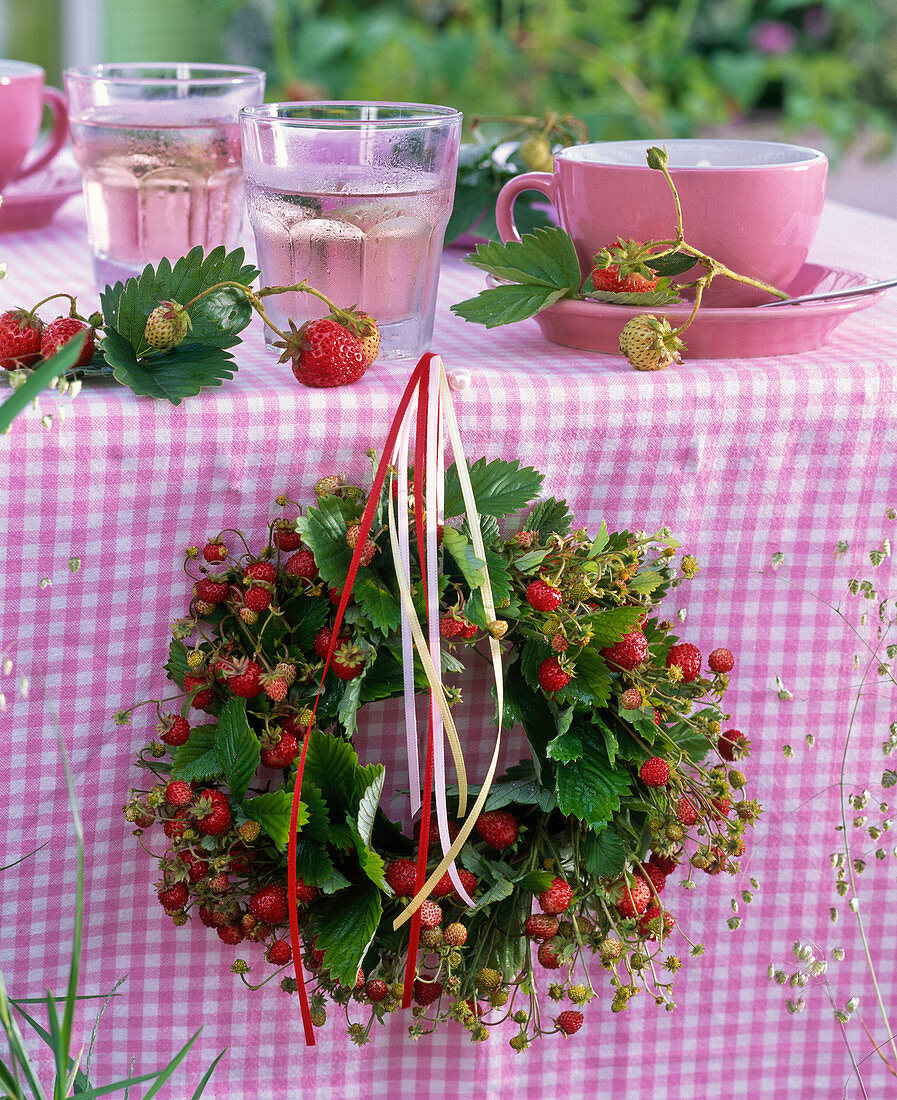 Wreath of wild strawberries