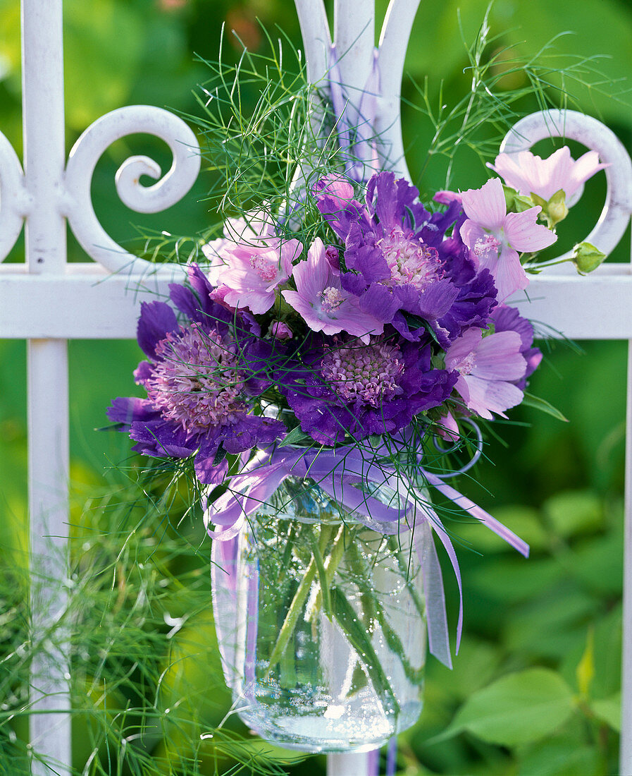 Strauß aus Scabiosa (Skabiosen) und Malva moschata (Moschusmalven)