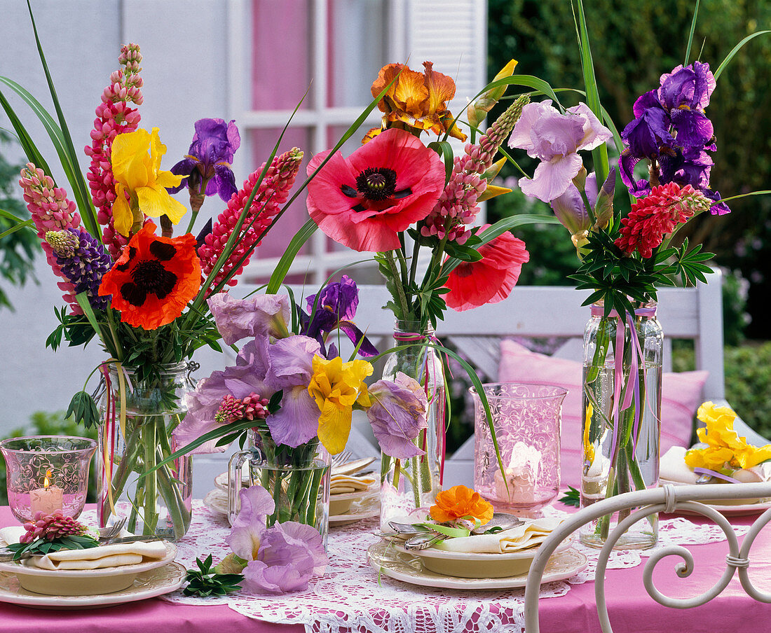 Sträuße aus Papaver (Mohn), Lupinus (Lupinen), Iris (Schwertlilien)