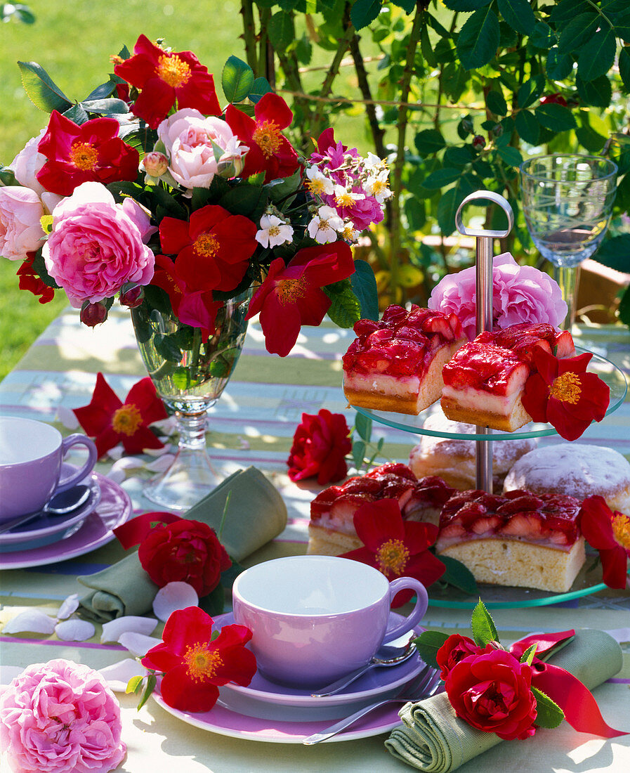 Tischdekoration mit einfachen und gefüllten Rosa (Rosen) in Schale
