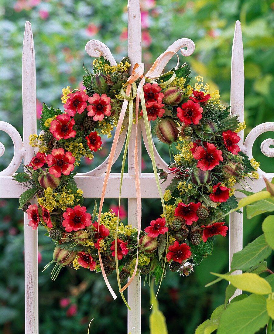 Wreath with red cinquefoil