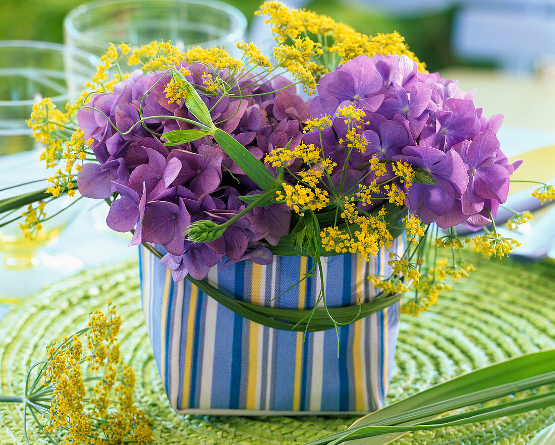 Strauß aus Hydrangea (Hortensien), Foeniculum (Fenchel) und Lathyrus