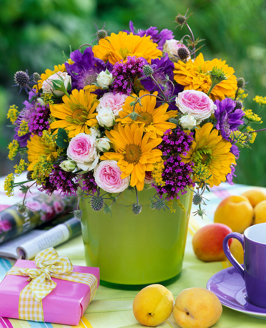 Strauß aus Heliopsis (Sonnenauge), Rosa (Rosen), Verbena (Eisenkraut)