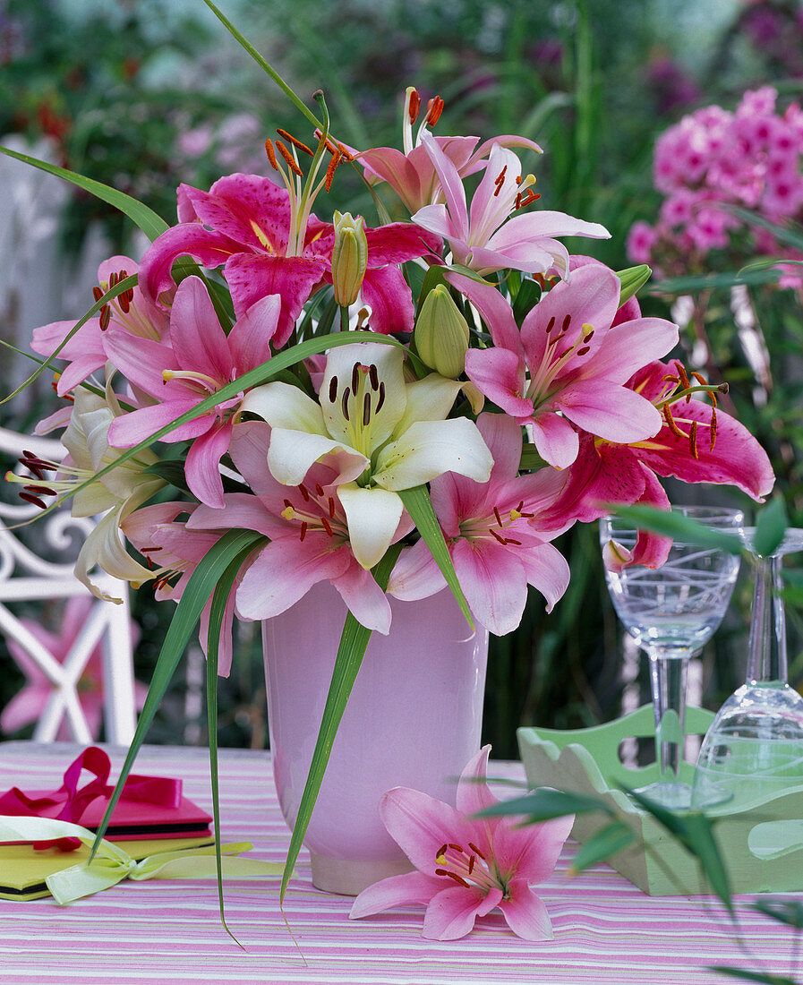 Strauß aus Lilium (Lilien, rosa und weiß) und Gräsern in rosa Vase