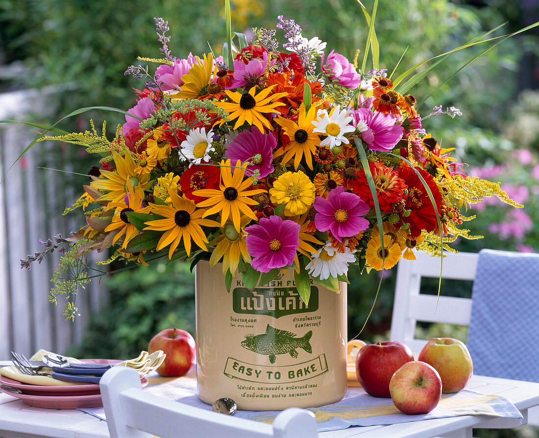 Strauß aus Rudbeckia (Sonnenhut), Cosmos (Schmuckkörbchen), Solidago