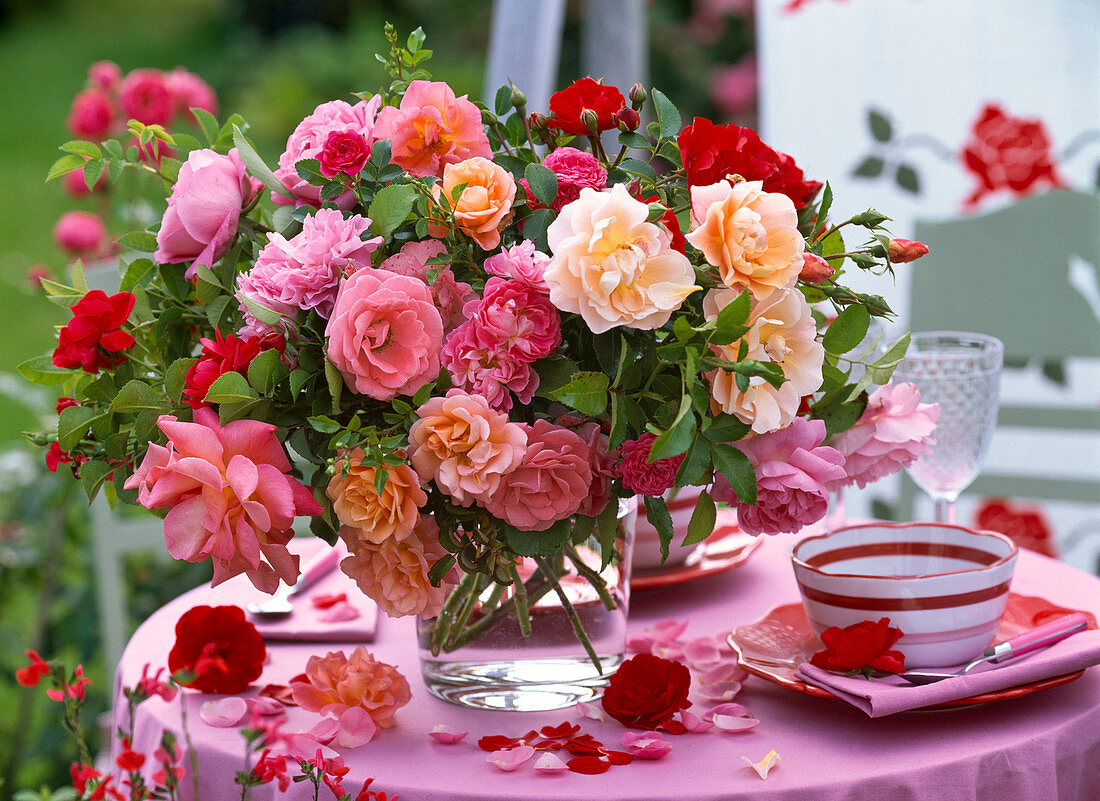 Strauß aus verschiedenen Rosa (Rosen) in Vase aus Glas, Schale,