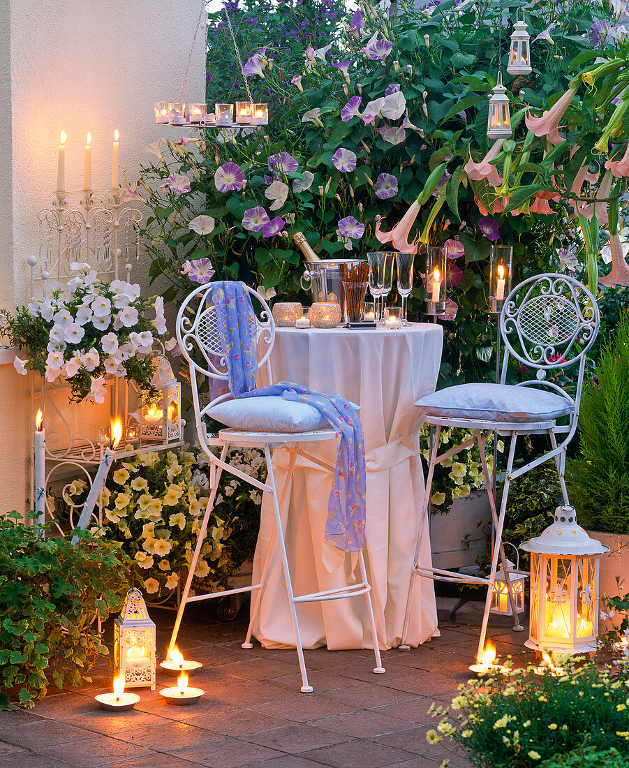Abendterrasse mit Laternen und Kerzen
