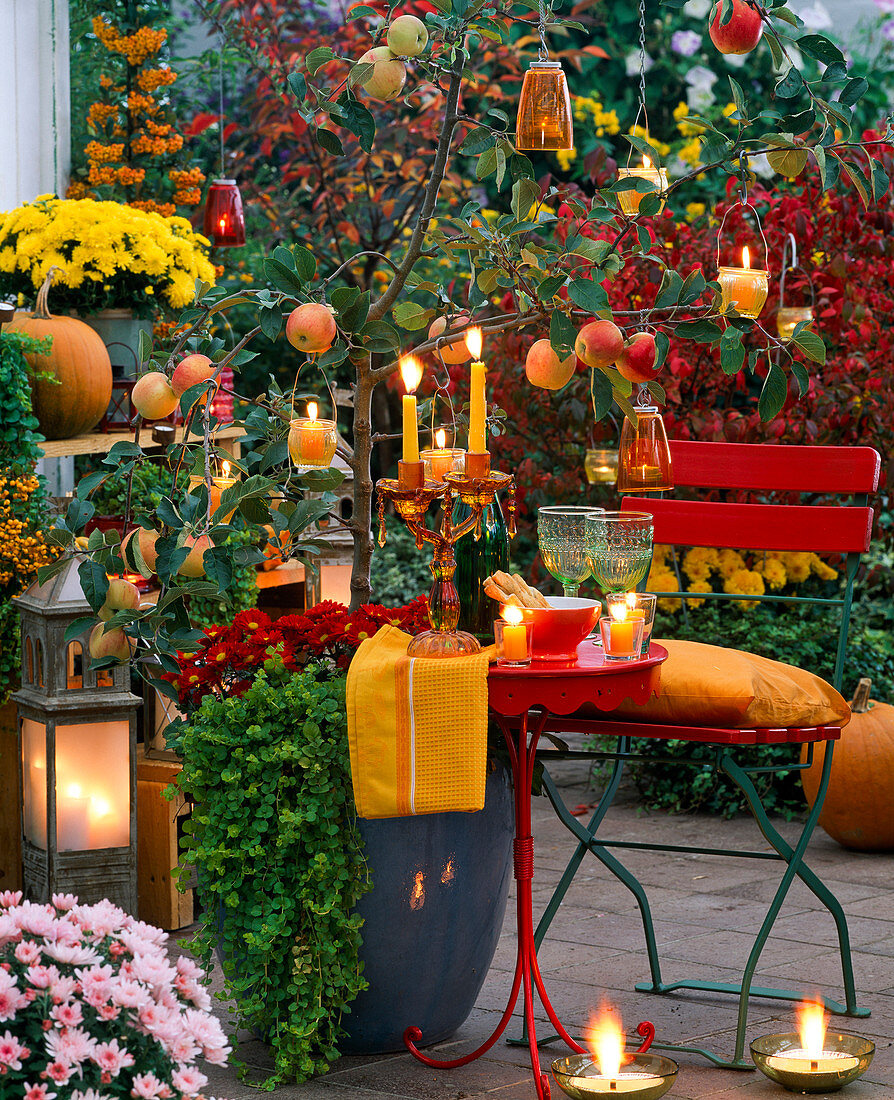 Herbstliche Abendterrasse mit Laterne und Kerzen