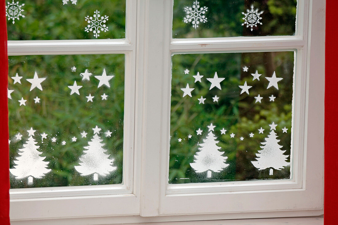 Window decoration with snow spray and stencil