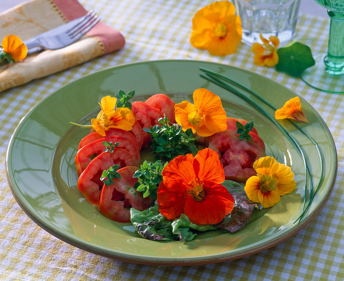 Salad with edible flowers, Tropaeolum, Origanum