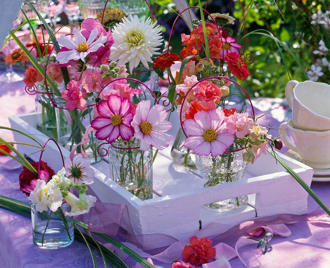Sommerblumen Tischdeko : Kleine Sträuße aus Cosmos (Schmuckkörbchen), Dahlia
