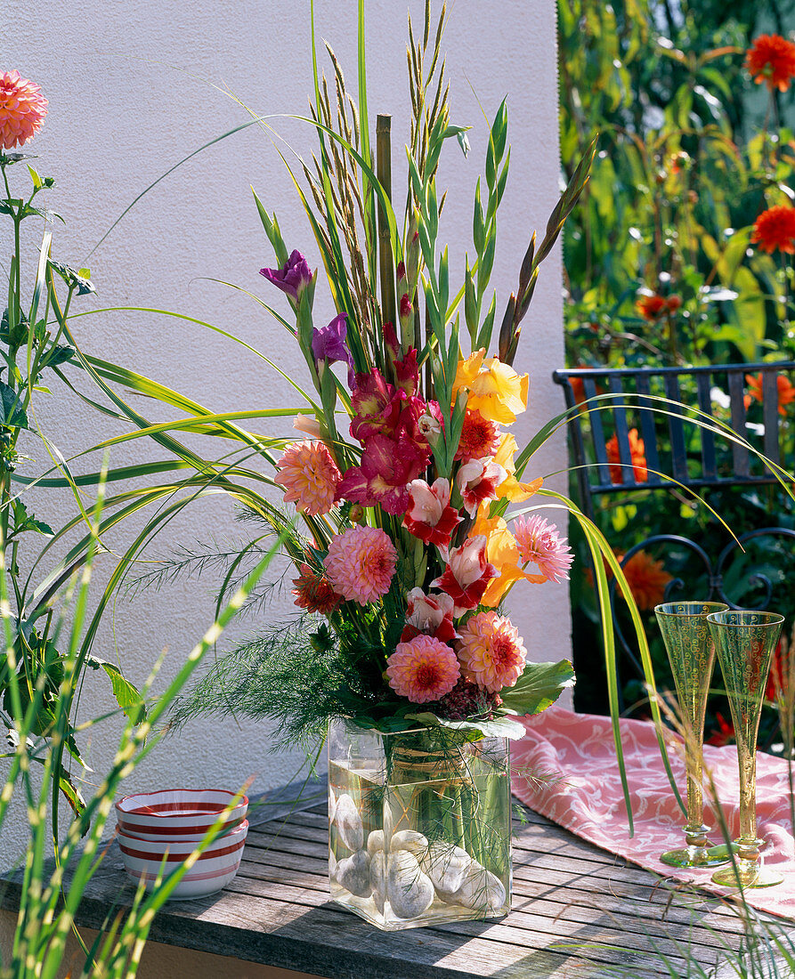 Strauß aus Gladiolus (Gladiolen), Dahlia (Dahlien), Asparagus (Zierspargel)