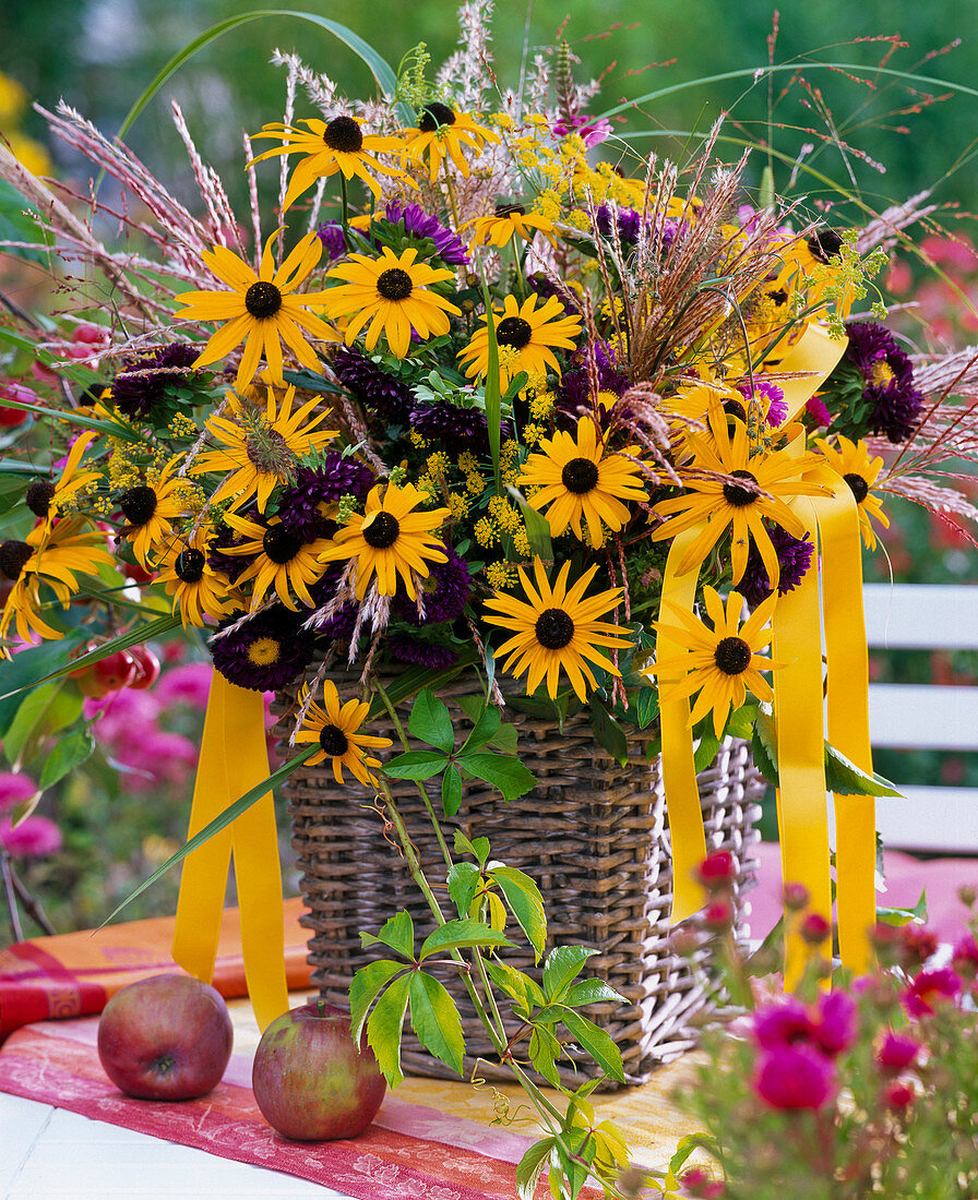 Strauß aus Rudbeckia (Sonnenhut), Miscanthus (Chinaschilf), Callistephus