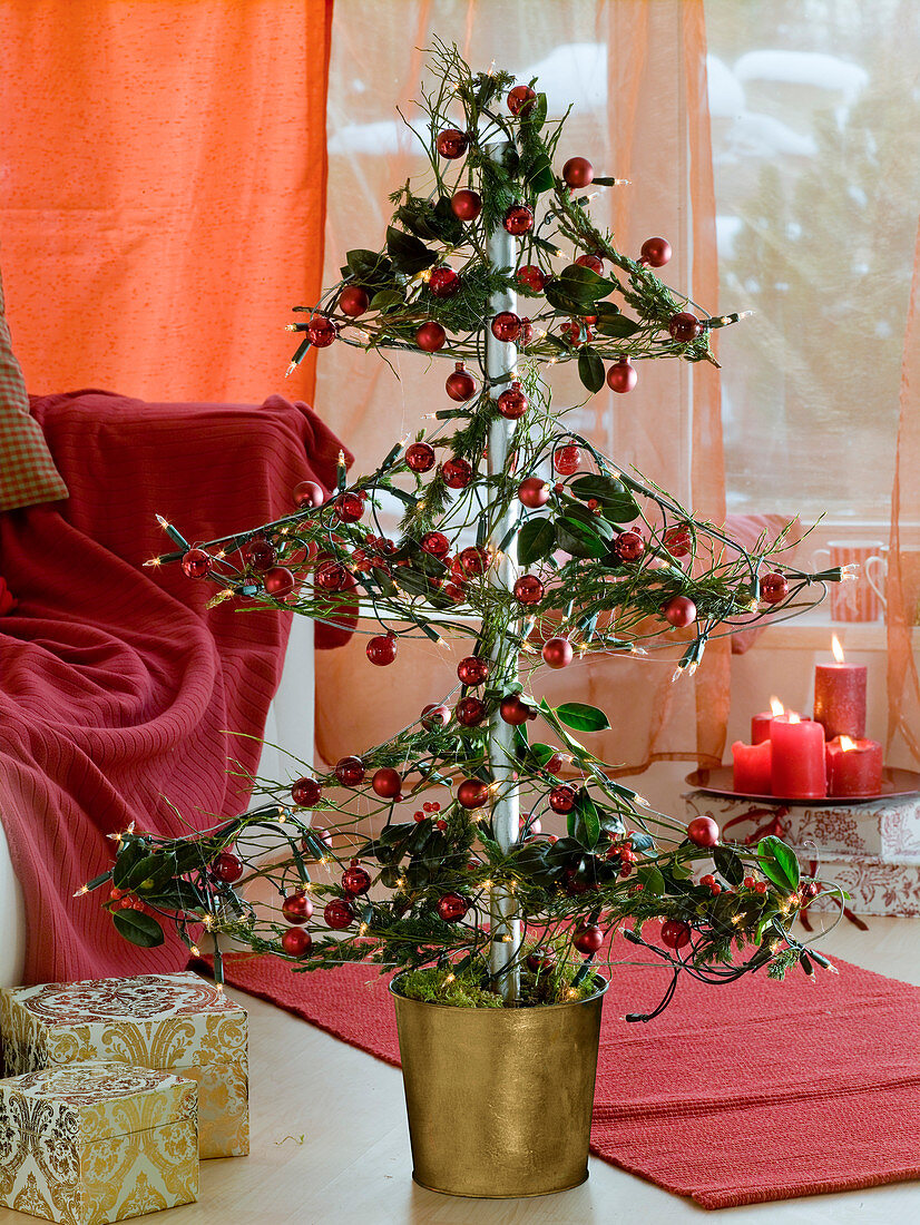 Gebundener Weihnachtsbaum mit Ilex (Stechpalme), Juniperus (Wachholder)