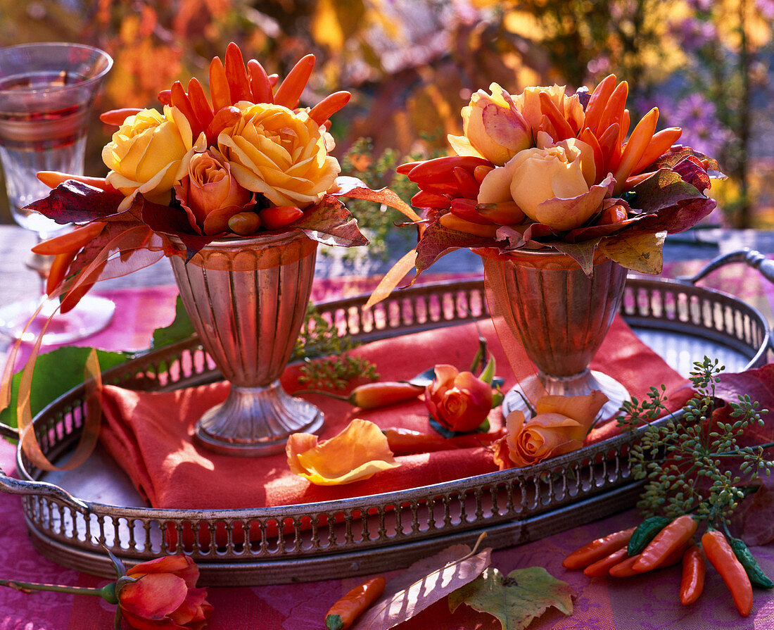 Kleine Sträuße aus Rosa (Rosen), Capsicum (Zierpaprika), Herbstlaub