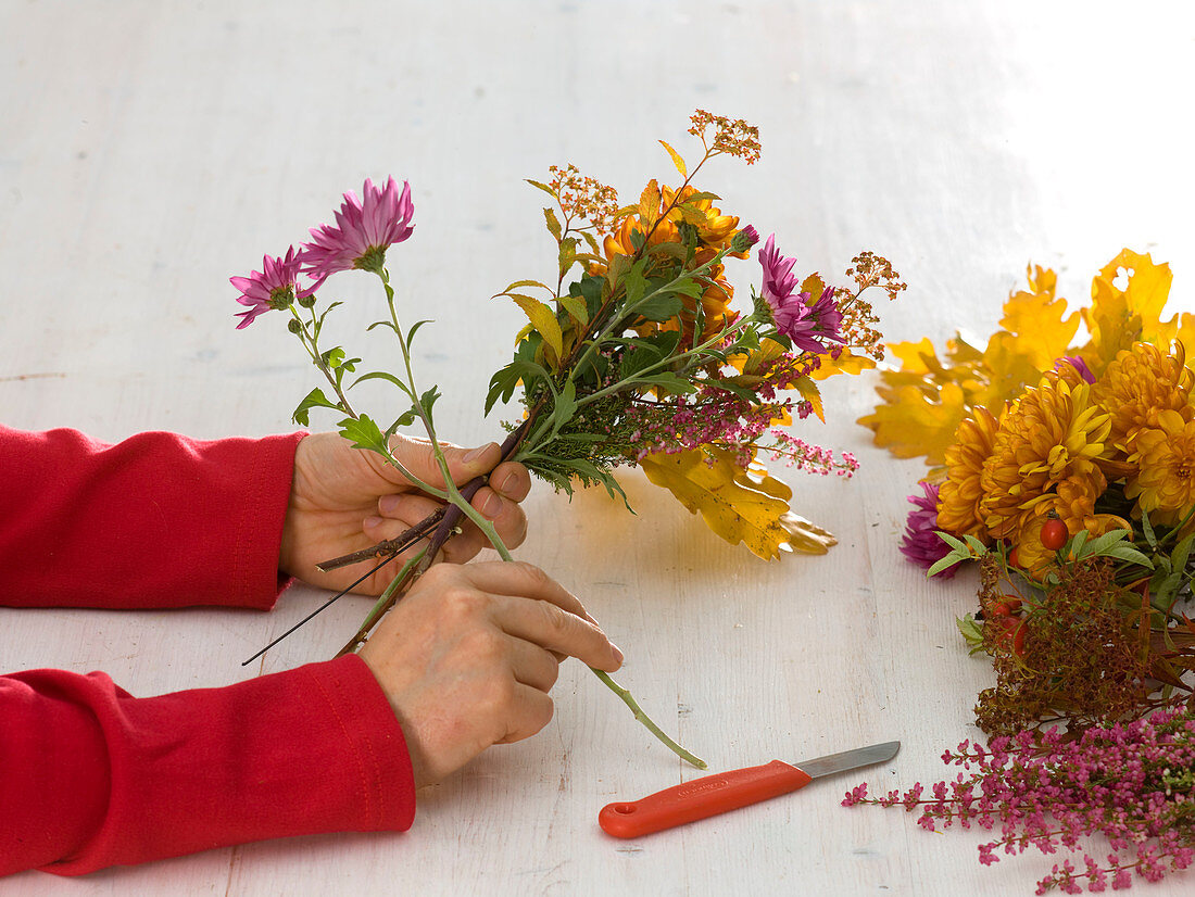 Strauß mit Herbstchrysanthemen und Eichenlaub : 3/5