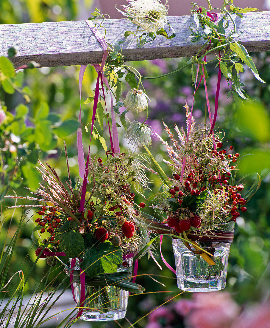 Kleine Sträuße aus Miscanthus (Chinaschilf), Rubus (Himbeeren), Hagebutten