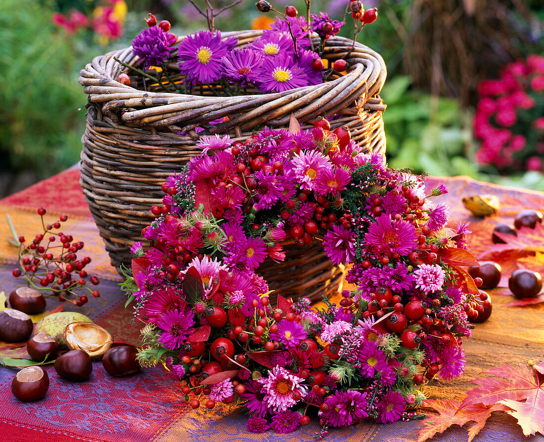 Kranz aus Aster (Herbstastern), Hagebutten, Calluna (Besenheide), Herbstlaub