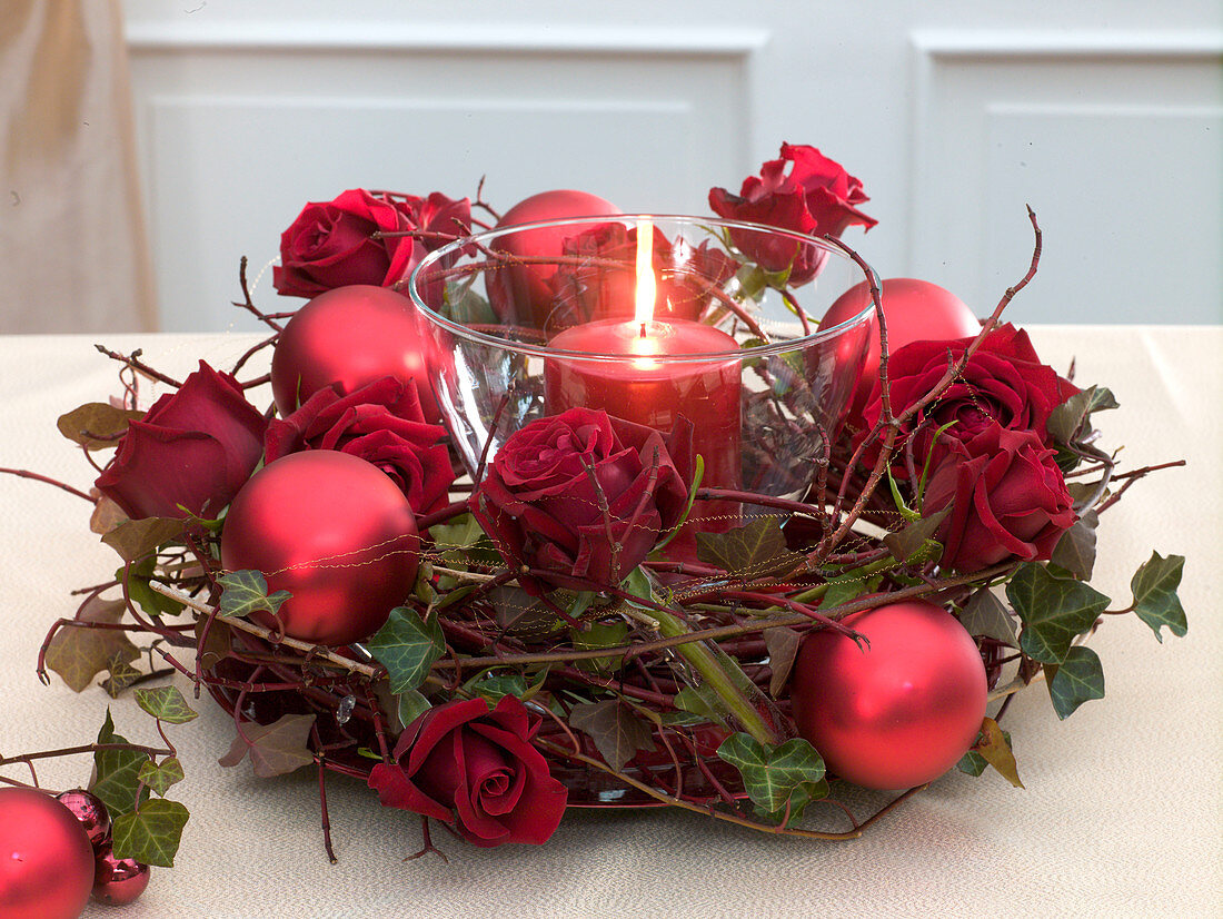 Kranz aus Cornus (Hartriegelzweigen), Rosa (Rosen)