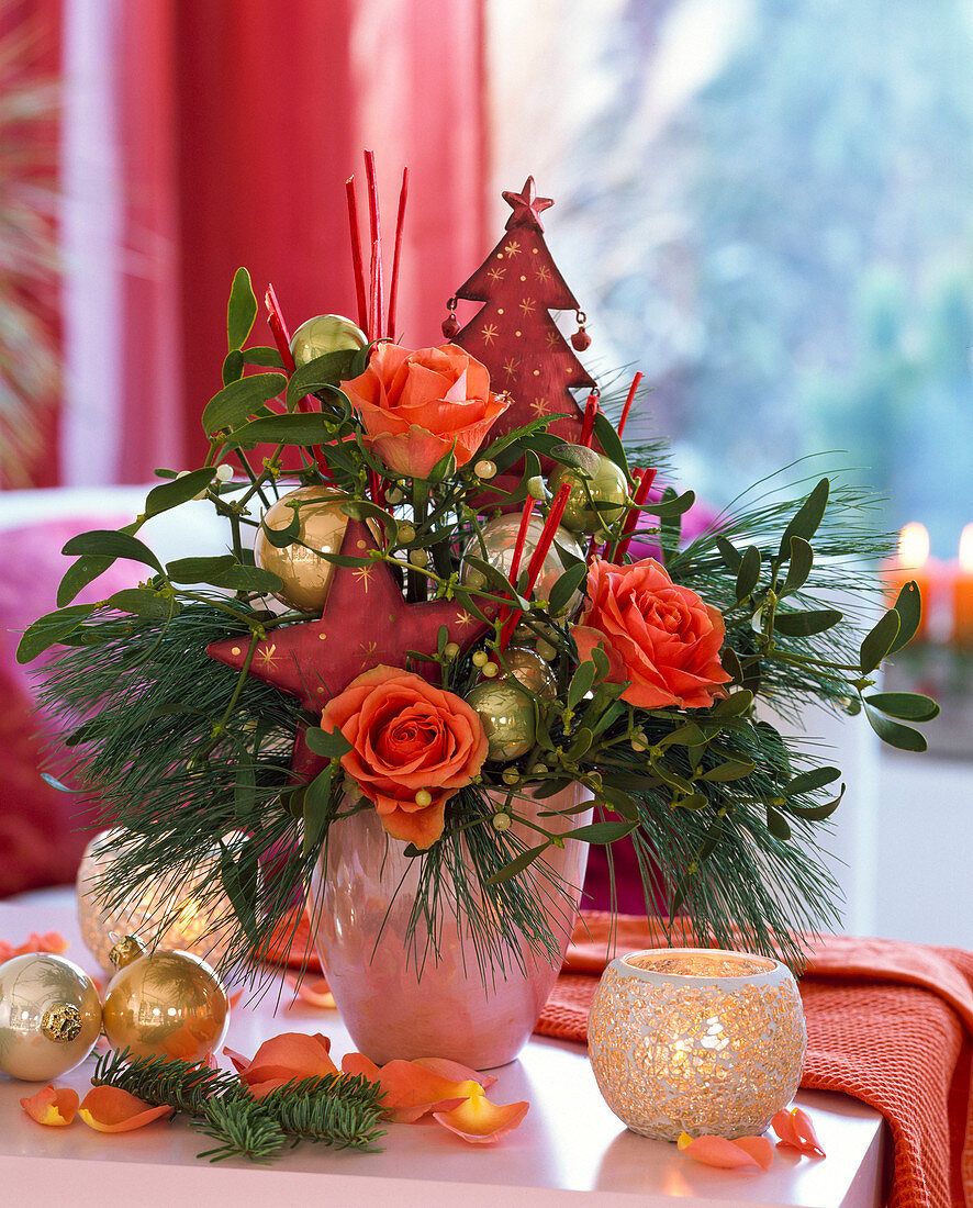 Weihnachtlicher Strauß mit Rosa (Rosen), Pinus (Kiefer), Viscum (Mistel)