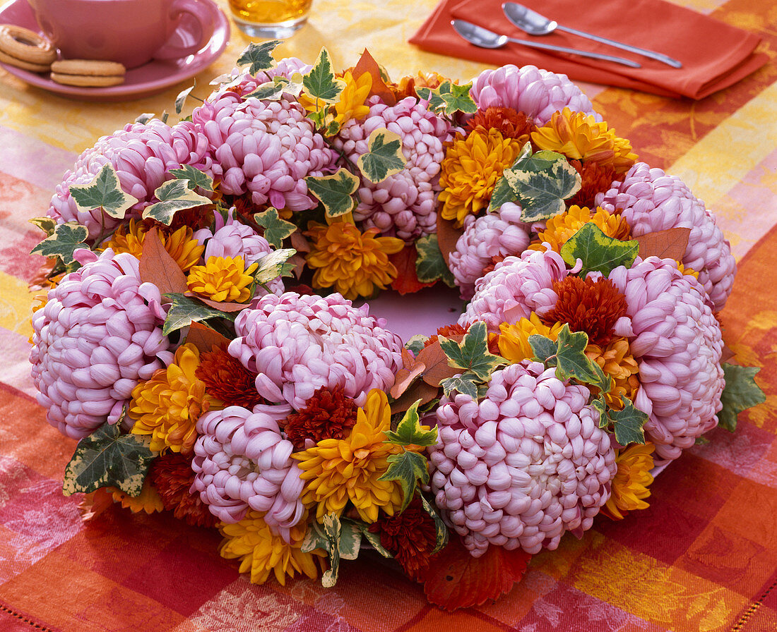 Kranz aus Chrysanthemum (Herbstchrysanthemen), Hedera (Efeu) und Herbstlaub