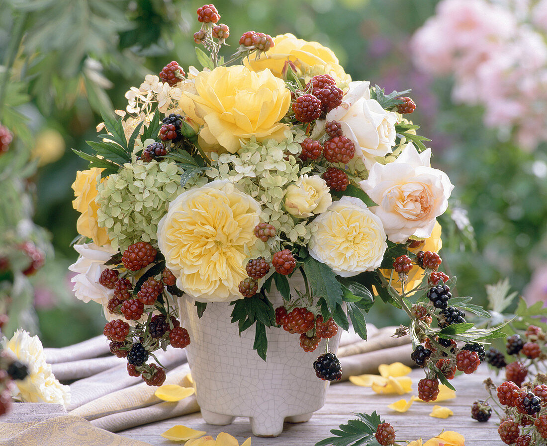 Strauß aus gelben Rosen 'The Pilgrim' 'Crocus Rose' mit Brombeeren und Hortensienblüten