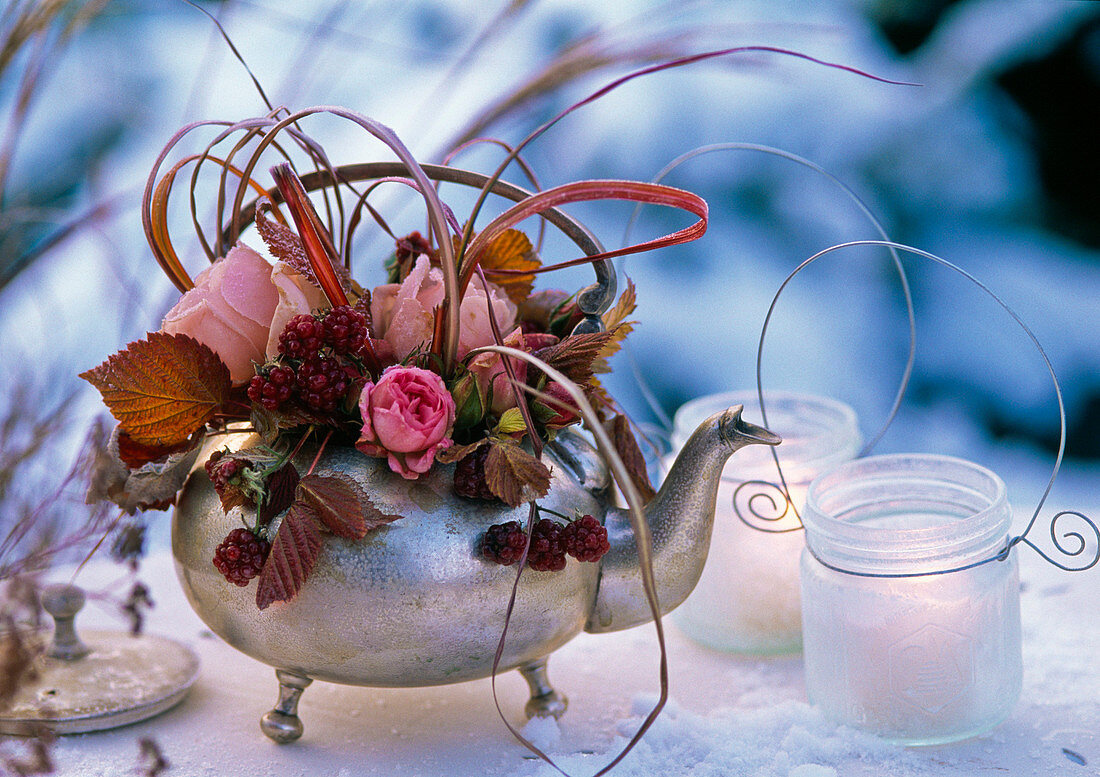 Strauß aus Rosa (Rosen), Rubus (Brombeeren), Panicum (Rutenhirse)