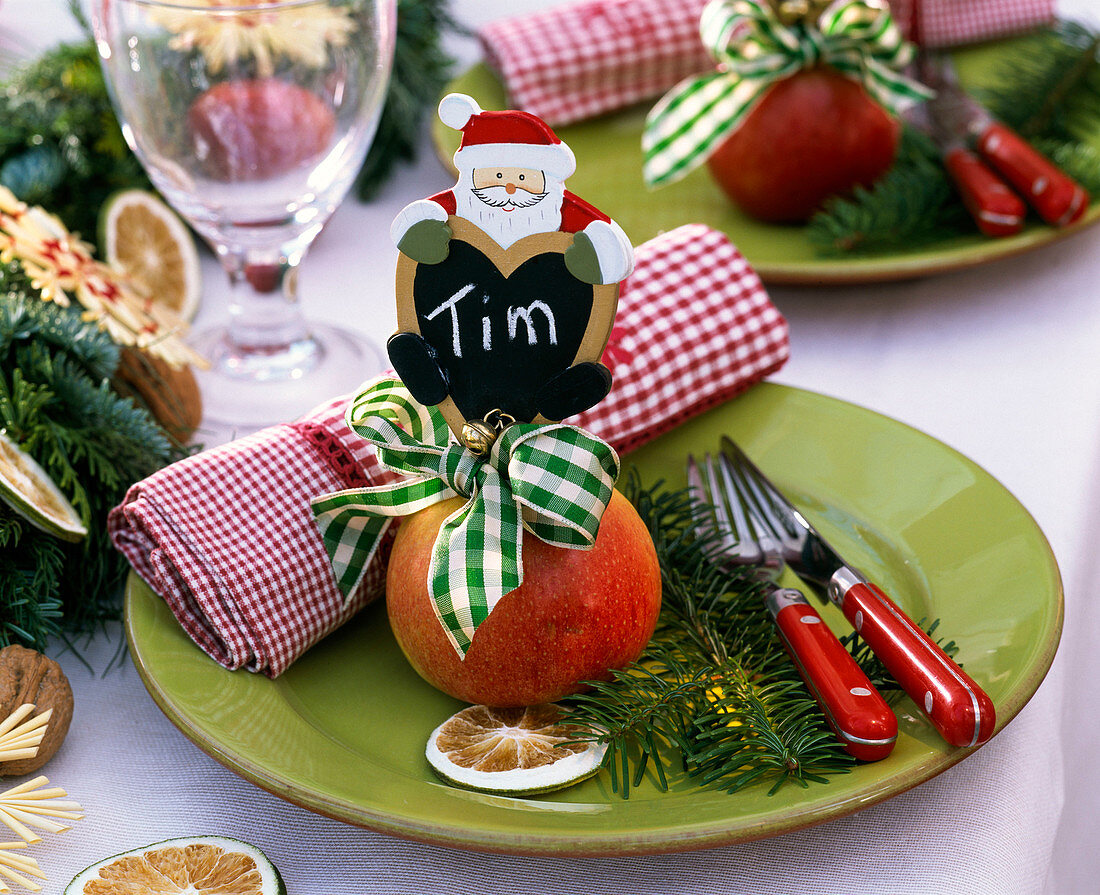 Weihnachtliche Tischdeko mit gemischter Koniferengirlande