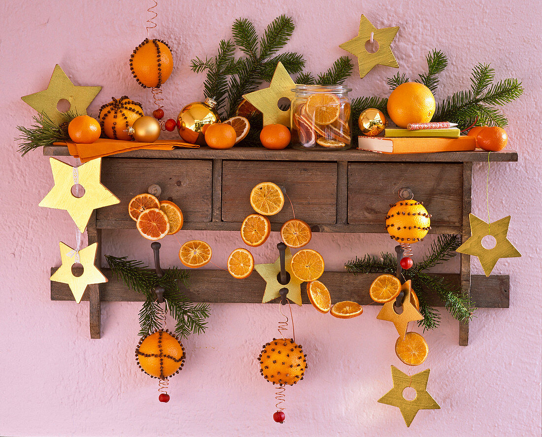 Regal mit Citrus (Orangenscheiben, Orangen), Sternen, Kugeln
