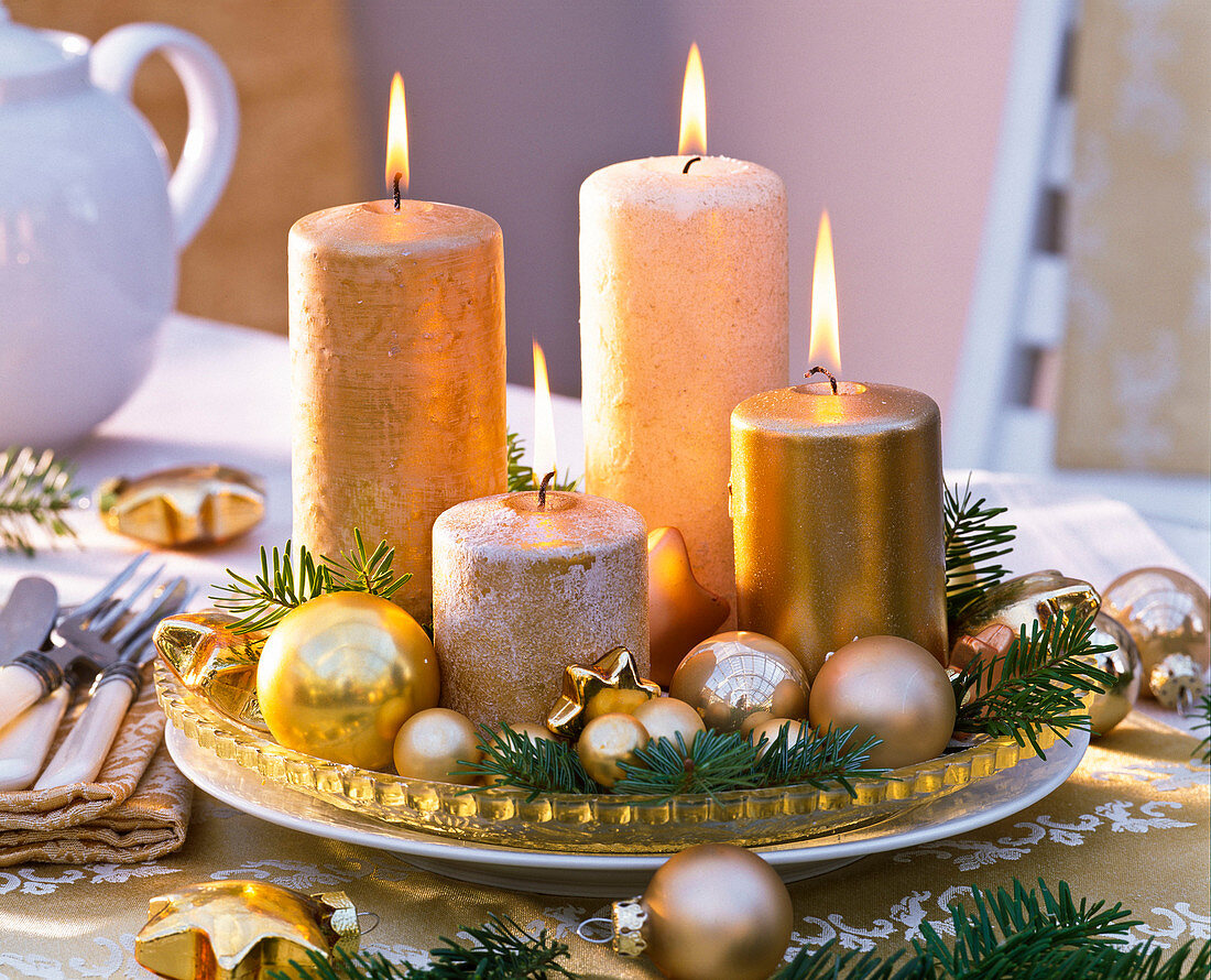 Adventskranz in gold mit Weihnachtsbaumschmuck und Zweigen von Abies (Tanne)