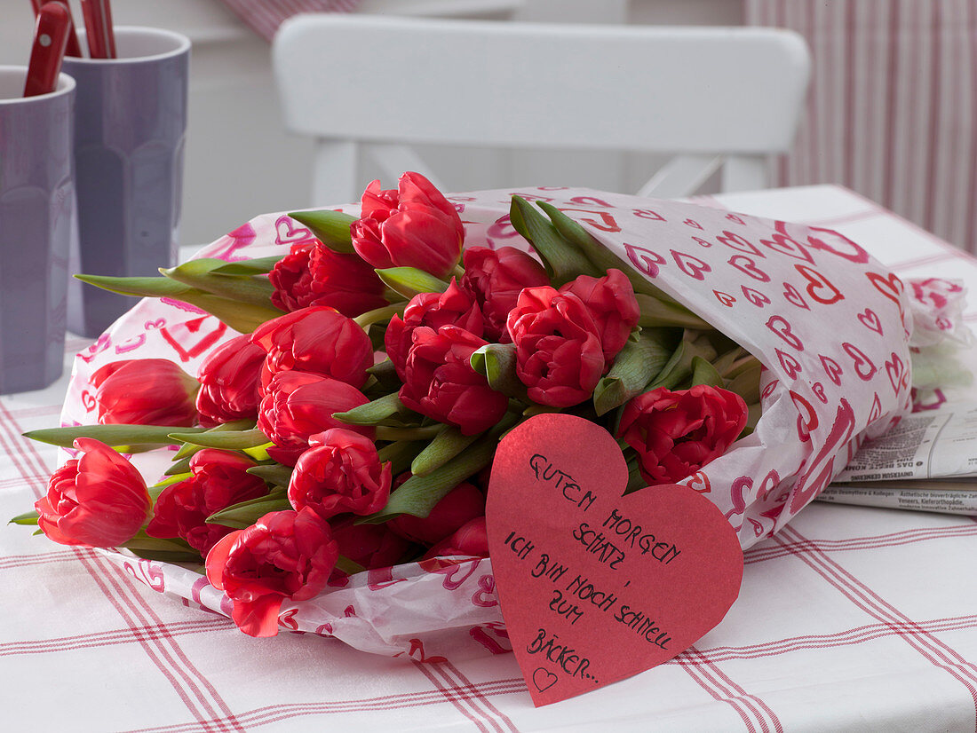 Tulipa (Tulpen) in rot - weißem Herzchenpapier, Herz mit Text