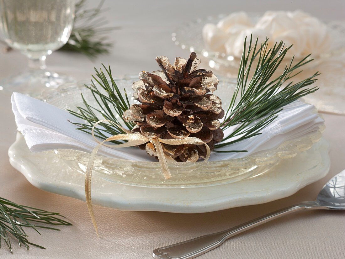 Gilded Pinus with branch tips as napkin deco
