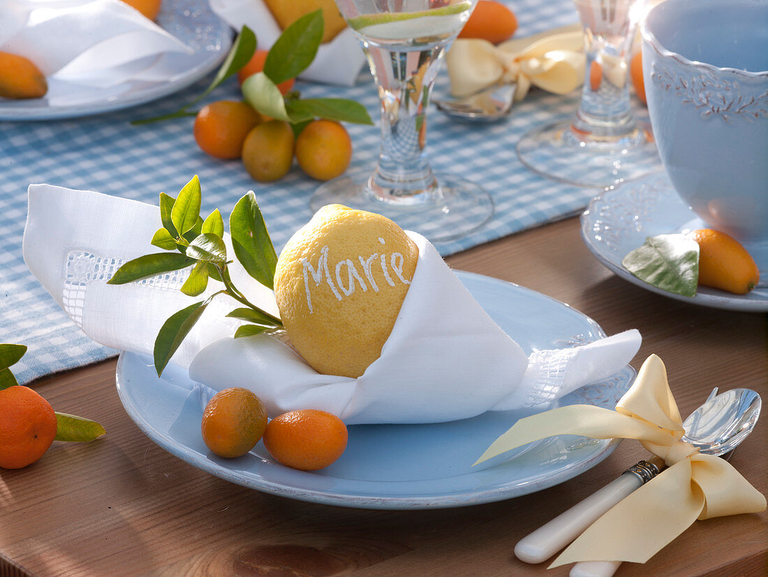 Napkin decoration with Citrus limon as a place card for 'Marie'